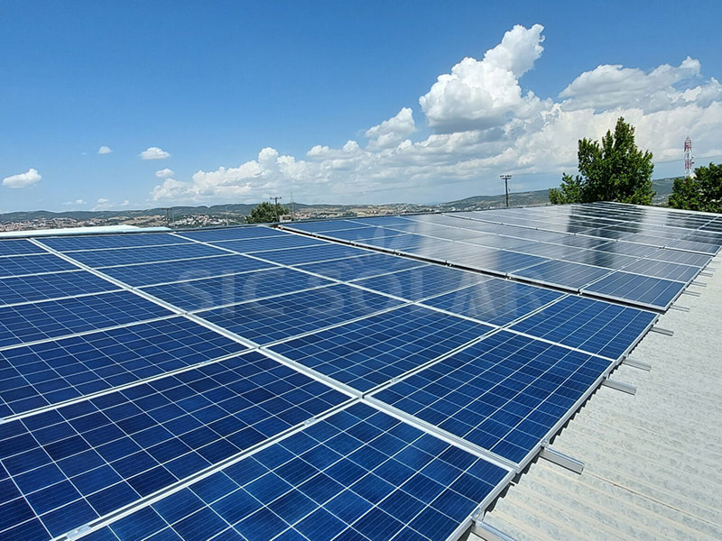 アテネの 35 KW 鉄板産業用屋根太陽光発電設置
        