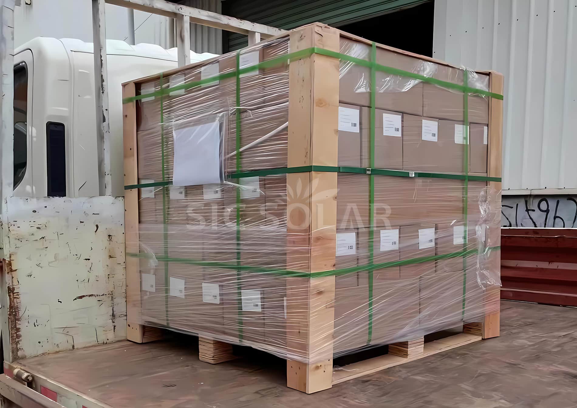 Wooden pallet packing