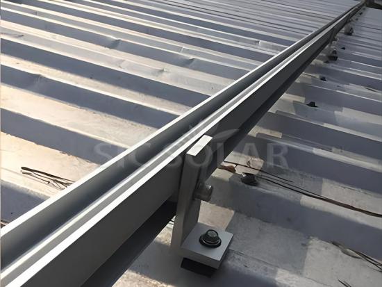 Solar panel mounting feet for metal roof