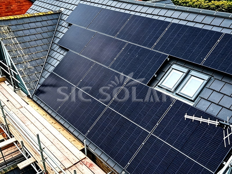 イングランドでの10kW太陽光パネル傾斜屋根用ブラケット設置