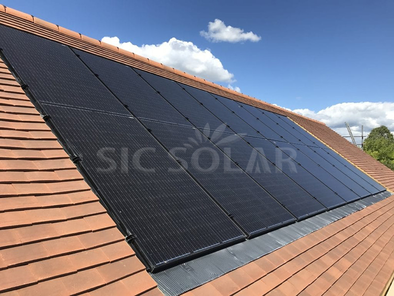 チェコ共和国における10kW傾斜タイル屋根太陽光発電システム