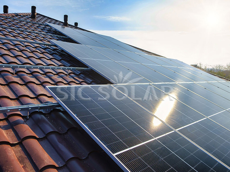 ノルウェーの20kW屋根設置型太陽光追尾システム