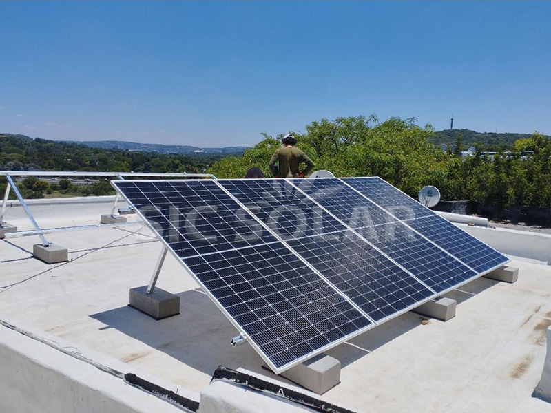 南アフリカの10KW平屋根用太陽光発電設置ブラケットシステム