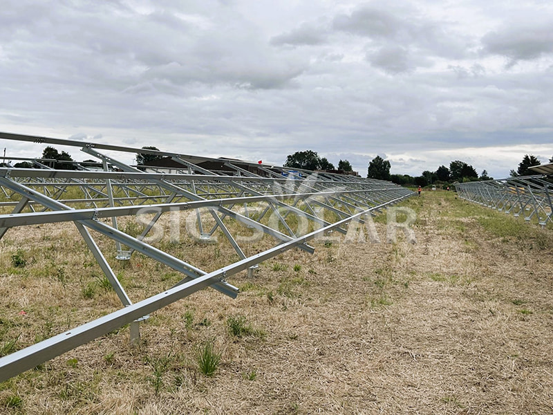 300KW 太陽光発電地上設置型ラックシステム（英国）