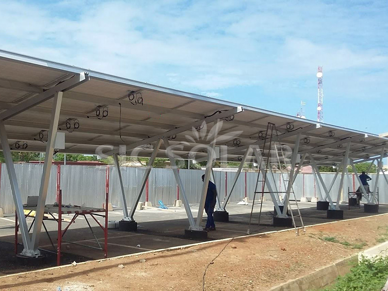 アラブ首長国連邦における100KWカーポート用太陽光パネル設置構造